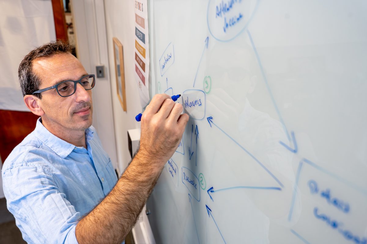 Elsio Wunder writing on a whiteboard